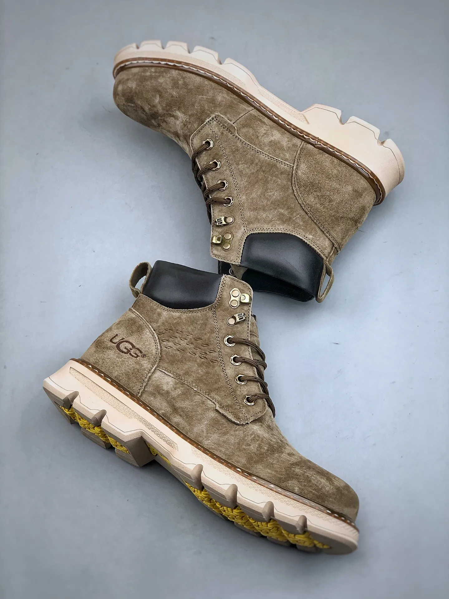 Local self-pickup💰560 supports store release New goods🚀UGG new autumn and winter men's mid-cut casual Martin boots series #Guangdong Dachang quality 25ss autumn and winter new style Fashion trend matching The fabric is imported from Italy frosted cowhide. The whole shoe is made of genuine cowhide material. The outsole and hardware are all made from OEM raw materials. Good products do not kill pigs. The quality of the first order is strictly controlled. The full set of official website unified packaging. Special products for outdoor use to prevent cold this winter. Daily casual matching A must-have for stylish men‼ American affordable luxury brand [UGG] Tasman Weather Hybrid Tasman hybrid series mid-top lightweight casual Martin boots" Size: 39-44 (one size larger than sports shoes)